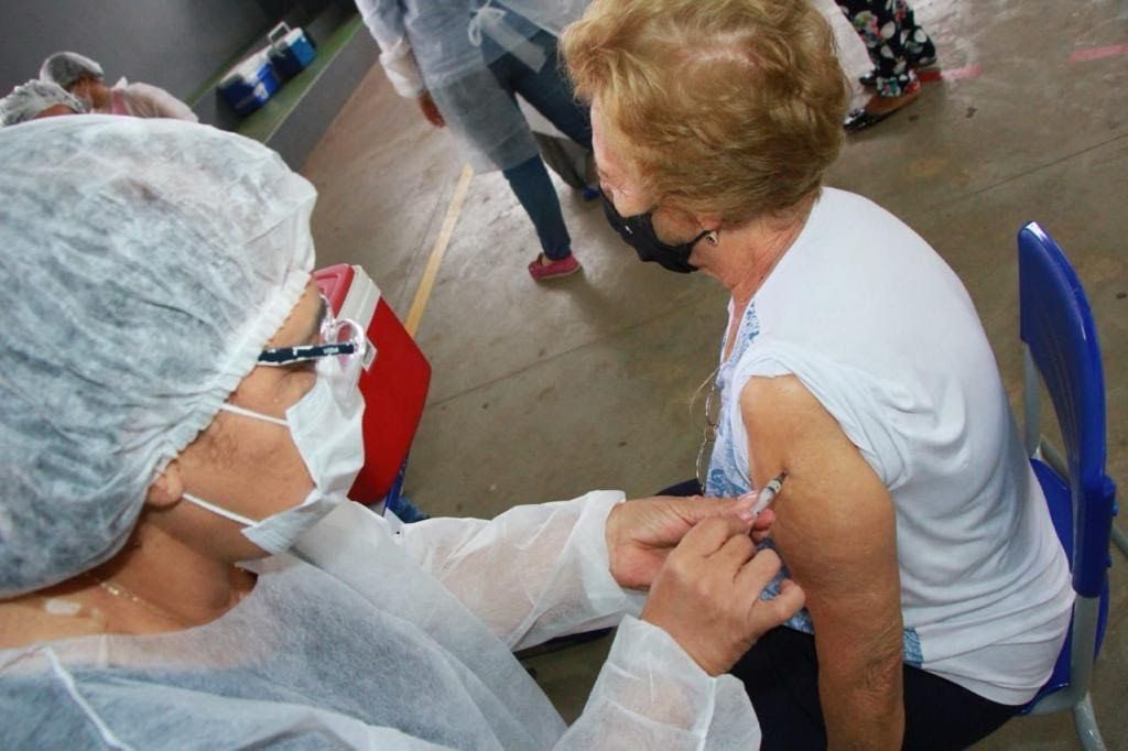 Imagem Ilustrando a Notícia: Goiânia vacina idosos e imunocomprometidos com doses de reforço da vacina bivalente