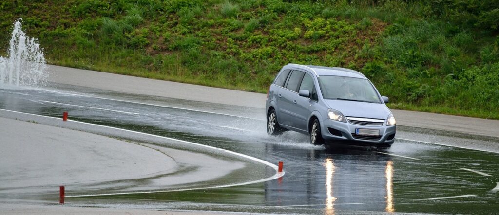 Imagem Ilustrando a Notícia: Pista molhada aumenta risco de acidentes  de carro em até 40%, diz PRF
