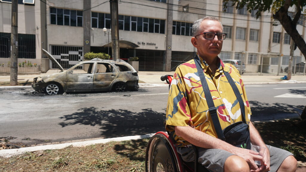 Imagem Ilustrando a Notícia: Cadeirante escapa por pouco de carro em chamas no Centro de Goiânia