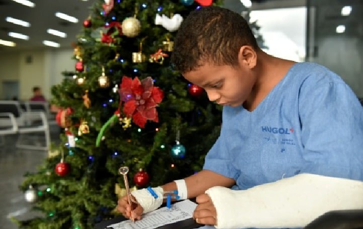 Imagem Ilustrando a Notícia: Crianças internadas no Hugol aguardam a chegada Papai Noel após escrita de cartinhas