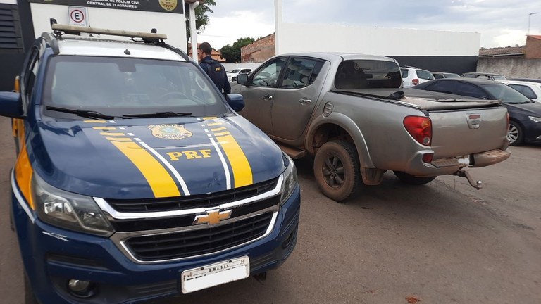 Imagem Ilustrando a Notícia: PRF recupera camionete furtada, em Águas Lindas de Goiás