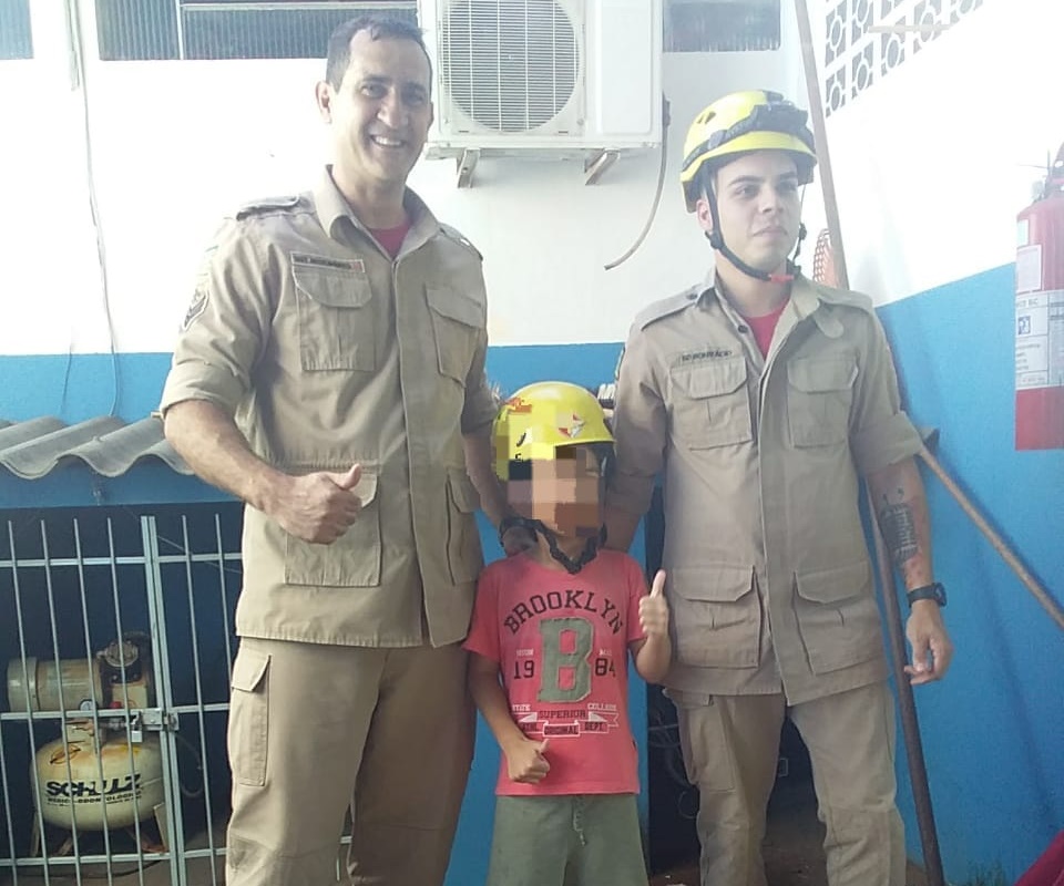 Imagem Ilustrando a Notícia: Criança de 5 anos precisa de resgate após se trancar em banheiro, em Goiatuba