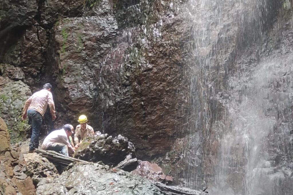 Imagem Ilustrando a Notícia: Bombeiros em Morrinhos resgatam corpo de homem que faleceu após queda em cachoeira