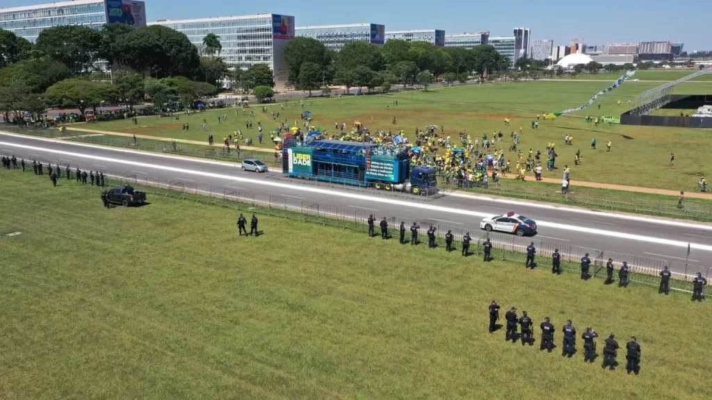 Imagem Ilustrando a Notícia: Apoiadores de Bolsonaro fazem manifestação contra indicação de Flávio Dino ao STF