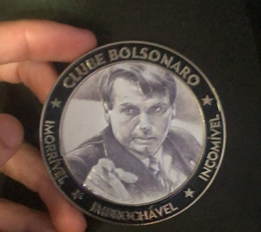 Imagem Ilustrando a Notícia: Medalha imbrochável’de Bolsonaro a empresário ligado ao garimpo ilegal gera polêmica