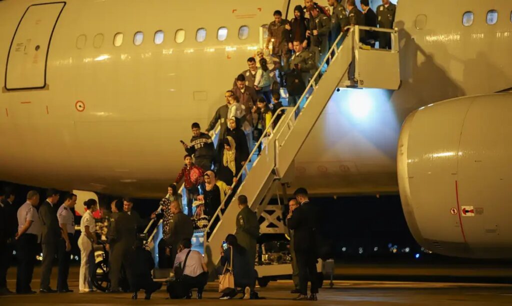 Imagem Ilustrando a Notícia: Segundo grupo com 48 repatriados da Faixa de Gaza chega ao Brasil