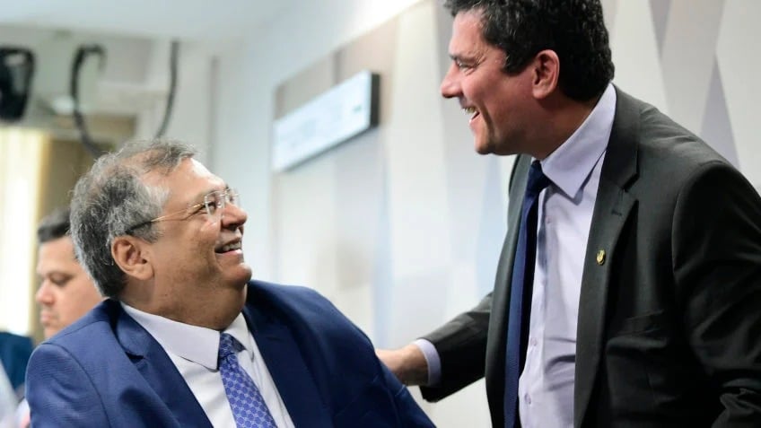 Imagem Ilustrando a Notícia: Carlos Bolsonaro ironiza gesto de Moro a Dino na CCJ do Senado