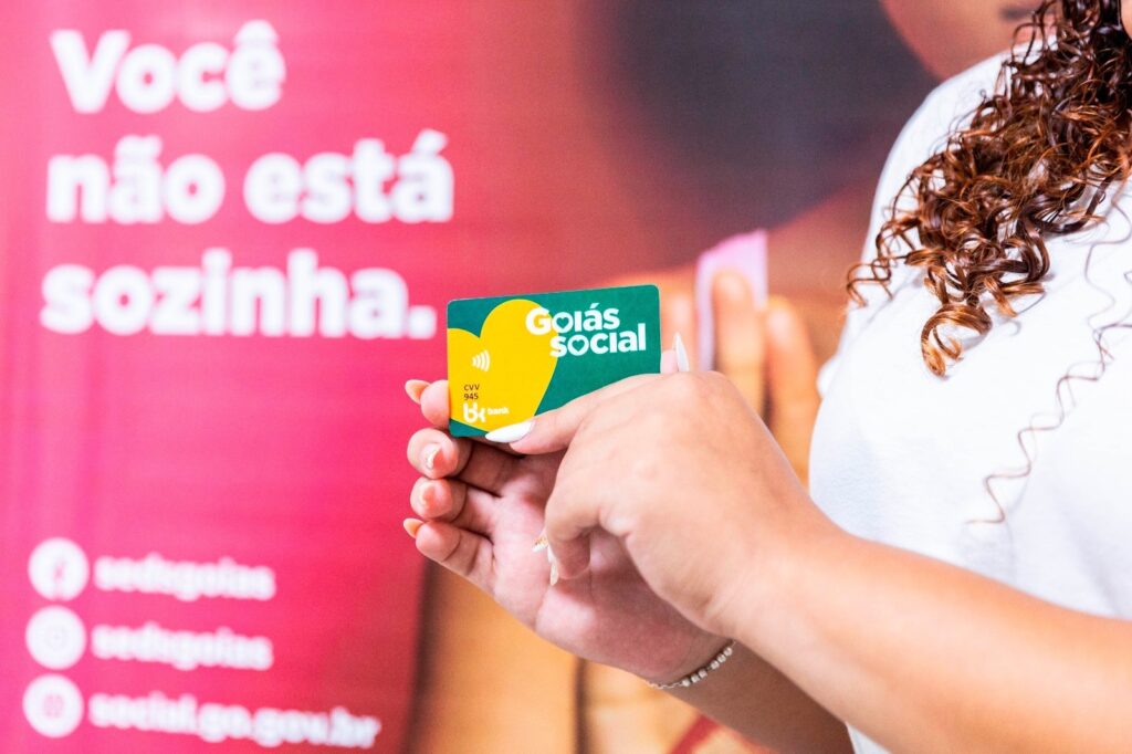 Imagem Ilustrando a Notícia: Governo entrega cartões do Goiás por Elas em Aparecida de Goiânia
