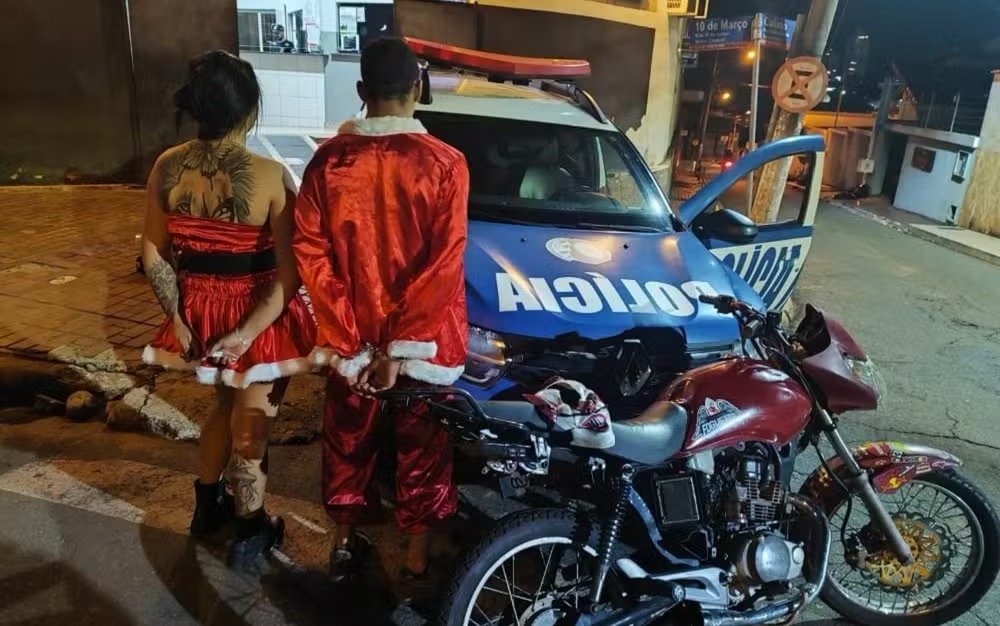 Imagem Ilustrando a Notícia: Papai e Mamãe Noel do Grau: Casal é detido por empinar moto vestidos a caráter