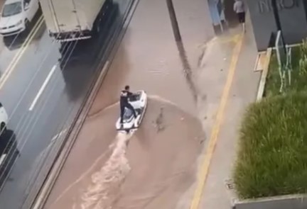 Imagem Ilustrando a Notícia: Homem é filmado andando de jet ski em Goiânia