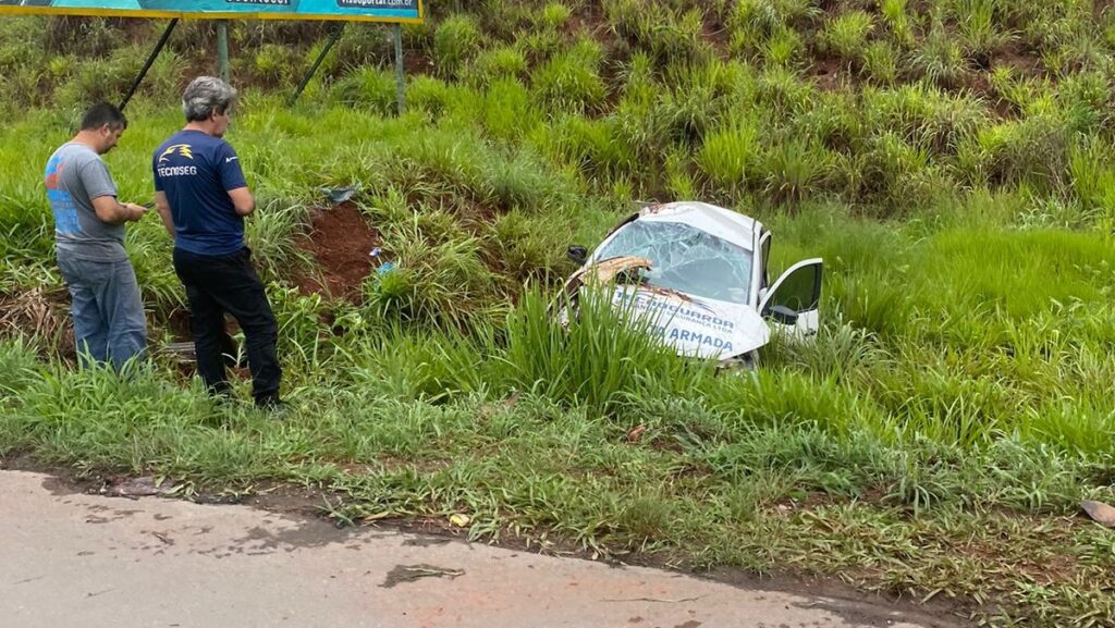 Imagem Ilustrando a Notícia: Carro capota na GO-020 e uma pessoa fica ferida, entre Goiânia e Senador Canedo