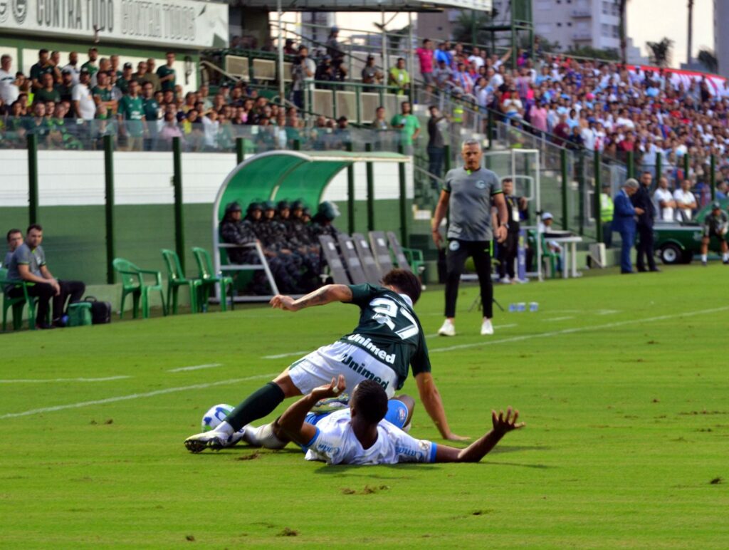 Imagem Ilustrando a Notícia: Resumo da queda: Goiás terminou o primeiro turno fora do Z4, mas não conseguiu manter