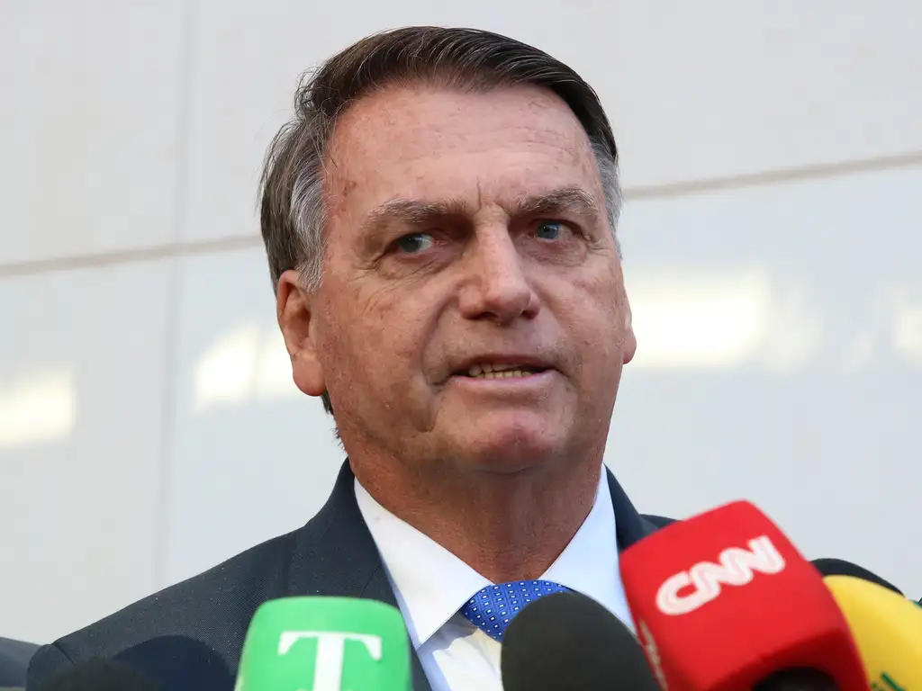 Imagem Ilustrando a Notícia: Bolsonaro informa Moraes que irá viajar para posse de Milei
