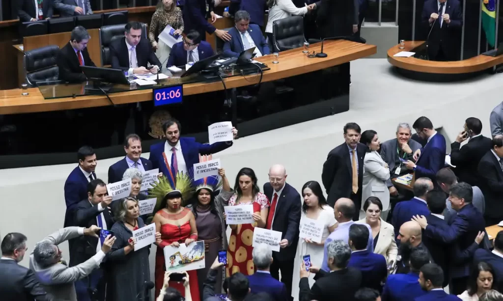 Imagem Ilustrando a Notícia: Congresso derruba veto de Lula e mantém marco temporal indígena