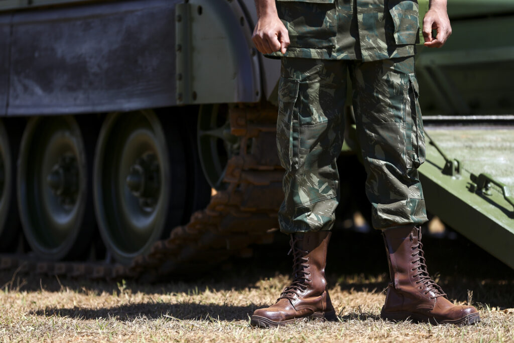 Imagem Ilustrando a Notícia: Cúpula militar espera que Maduro invada Guiana pelo mar