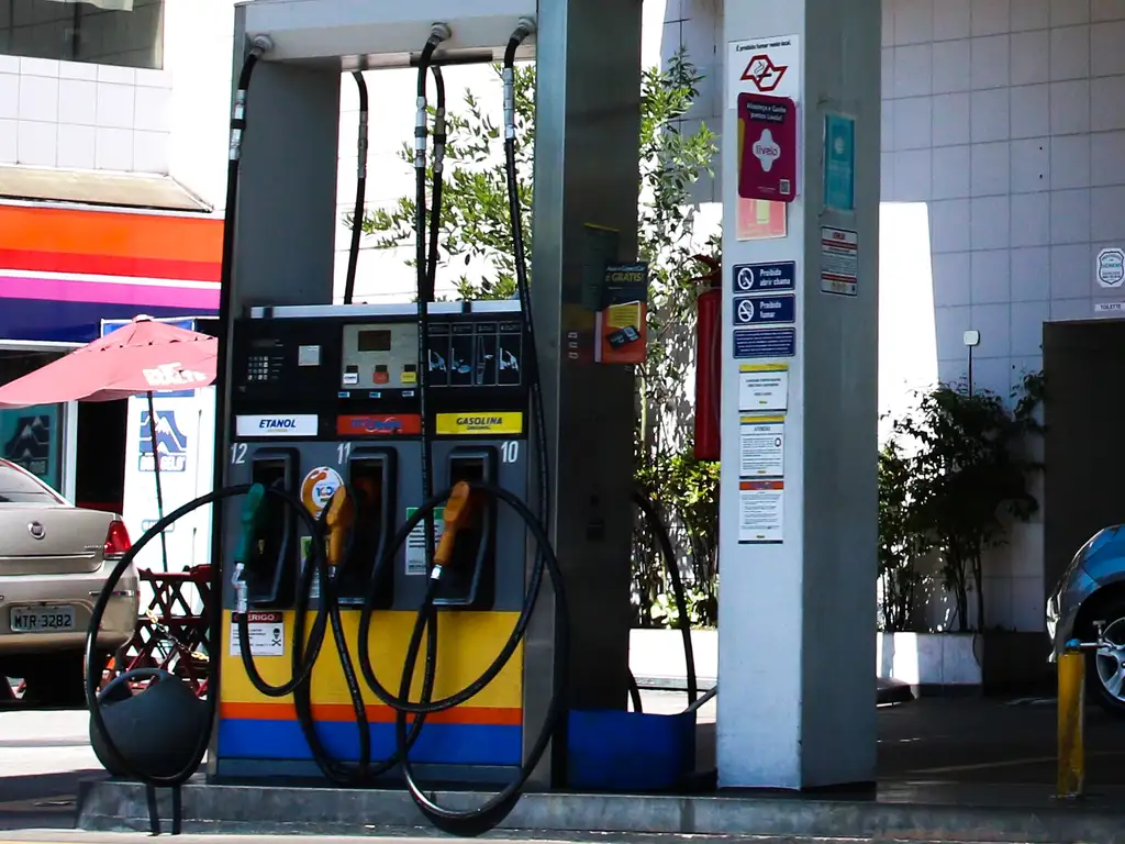 Imagem Ilustrando a Notícia: Petrobras reduz preço do diesel às distribuidoras