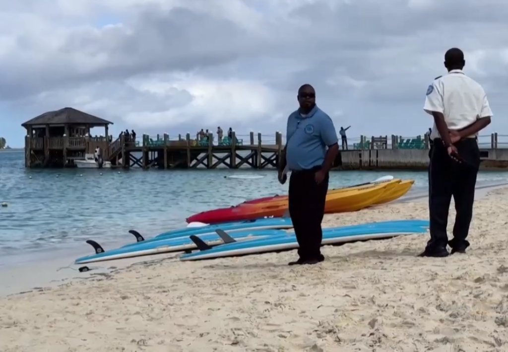 Imagem Ilustrando a Notícia: Americana praticante de stand-up paddle é morta por tubarão nas ilhas Bahamas
