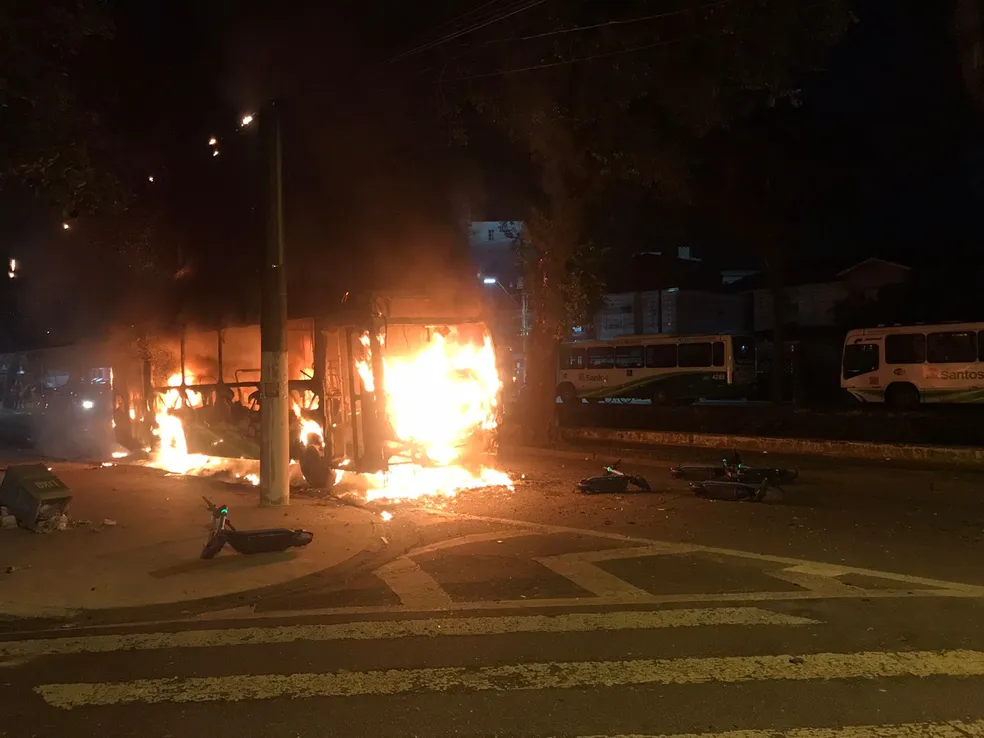 Imagem Ilustrando a Notícia: Torcedores incendeiam dez veículos após jogo que rebaixou Santos