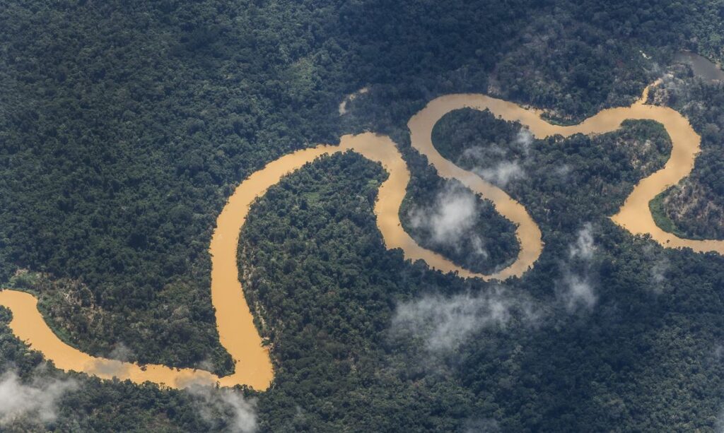 Imagem Ilustrando a Notícia: Garimpo desacelera, mas segue inviabilizando saúde do povo Yanomami
