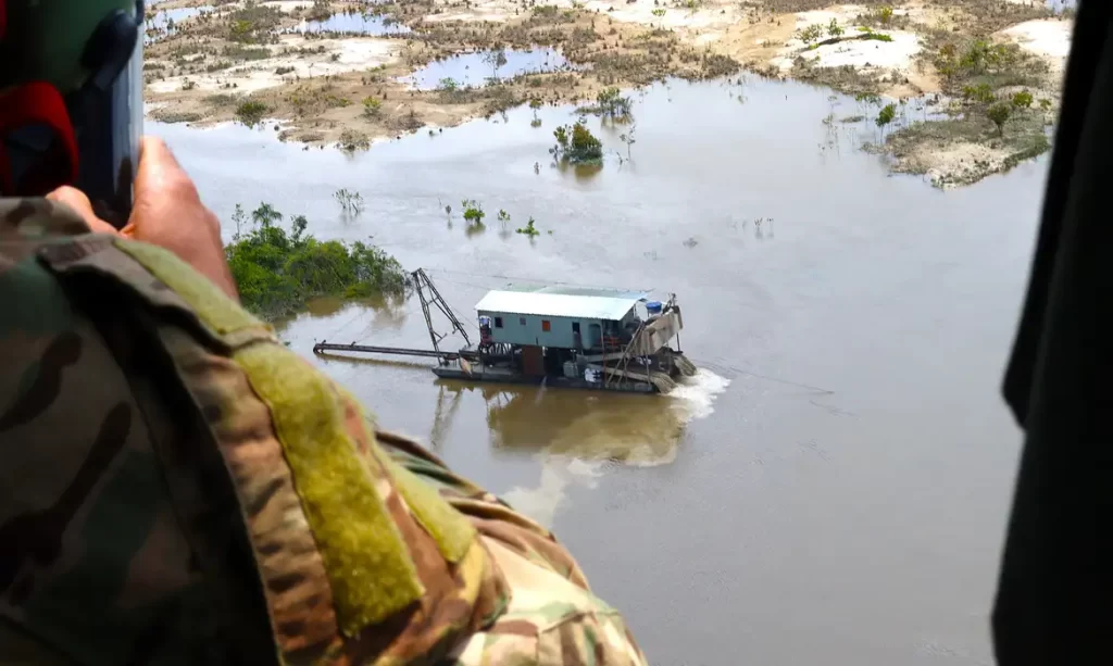 Imagem Ilustrando a Notícia: Aviões ilegais entram diariamente no Território Yanomami