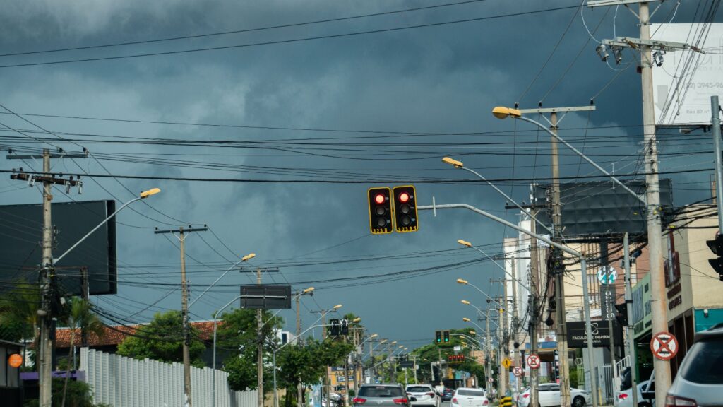 Imagem Ilustrando a Notícia: Goiás tem 45 cidades em alerta máximo para tempestades e rajadas de vento