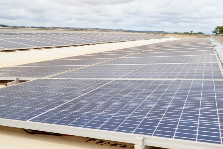 Imagem Ilustrando a Notícia: Emater inaugura usina de energia solar fotovoltaica