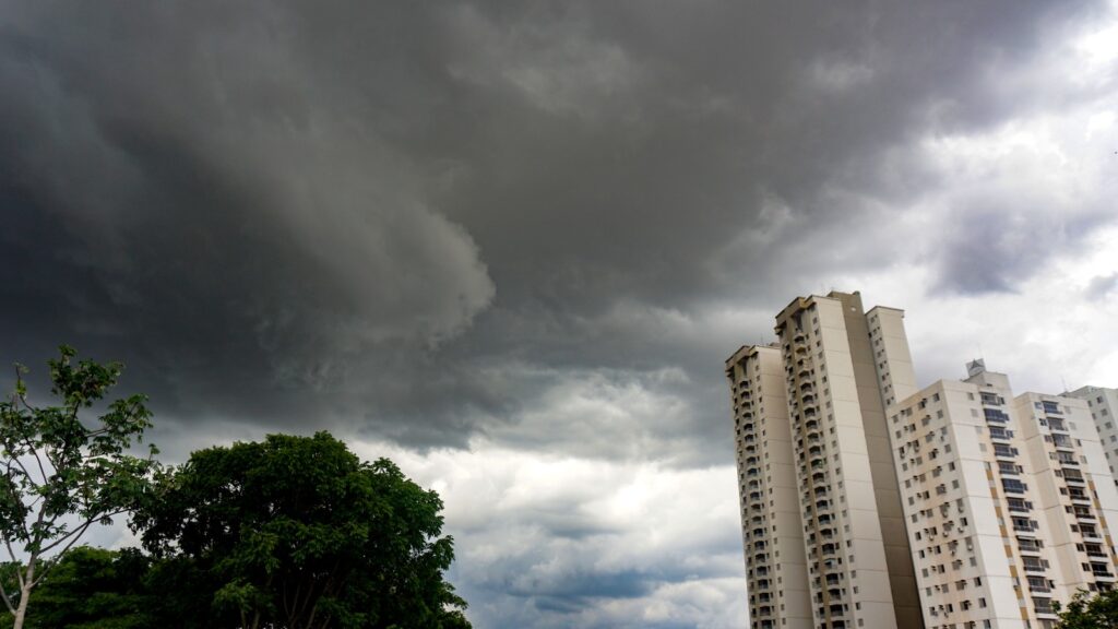 Imagem Ilustrando a Notícia: Goiás tem alerta laranja de risco de tempestades com raios e ventanias