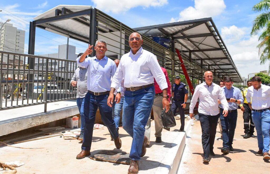 Imagem Ilustrando a Notícia: Com plataformas, Cruz aparece como prefeito que destravou o BRT