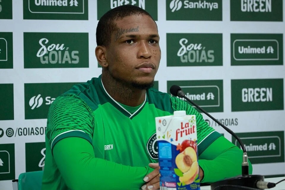 Imagem Ilustrando a Notícia: Juninho se apresenta ao Goiás e afirma: “O futebol, para mim, é vida”