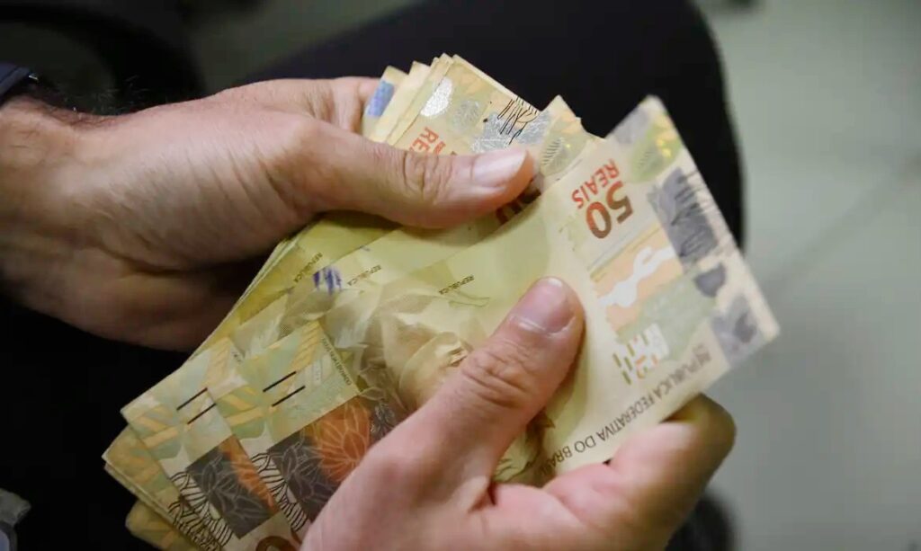 Imagem Ilustrando a Notícia: Dívida média dos goianos foi R$ 5.272 em dezembro, aponta Serasa