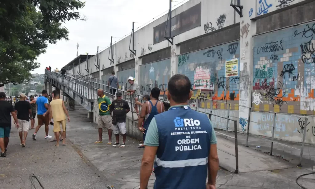 Imagem Ilustrando a Notícia: Órgãos públicos do Rio fazem operação para o fim da Feira de Acari