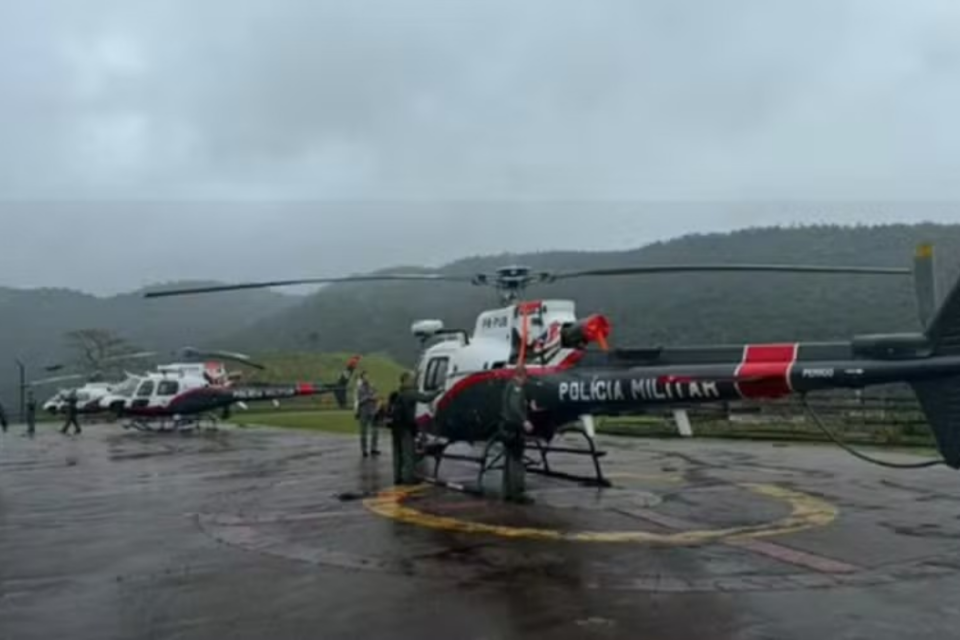 Imagem Ilustrando a Notícia: Resgate: Corpos de vítimas de helicóptero caído são retirados de mata e levados por terra ao IML