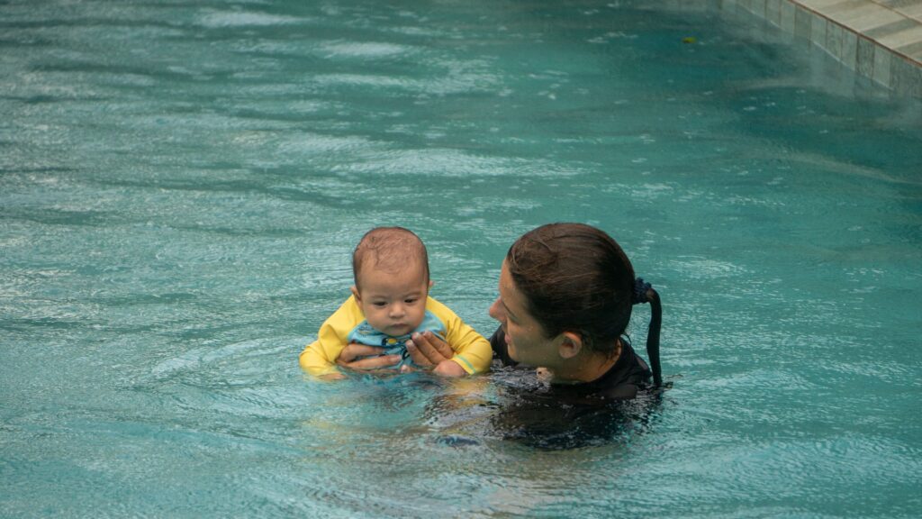 Imagem Ilustrando a Notícia: Preocupação com acidentes têm atraído mais bebês e crianças à natação 