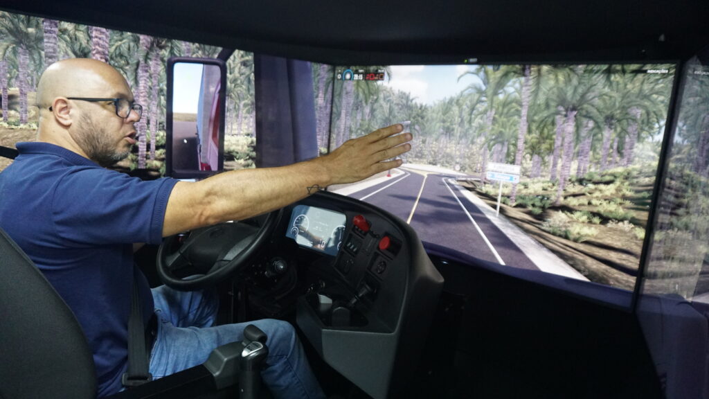Imagem Ilustrando a Notícia: Simulador qualifica condutores de veículos grandes