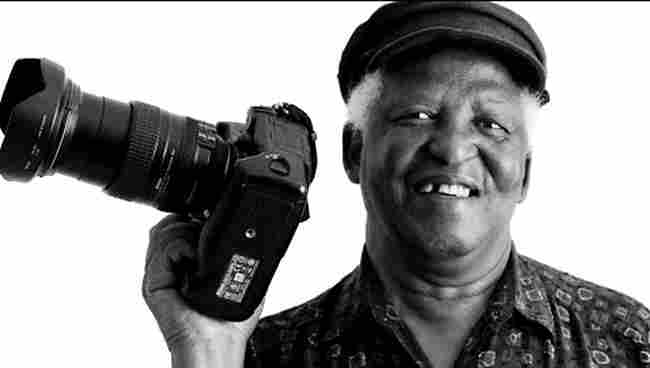 Imagem Ilustrando a Notícia: Fotojornalista sul-africano, Peter Magubane, deixa um legado de coragem e documentação contra o Apartheid