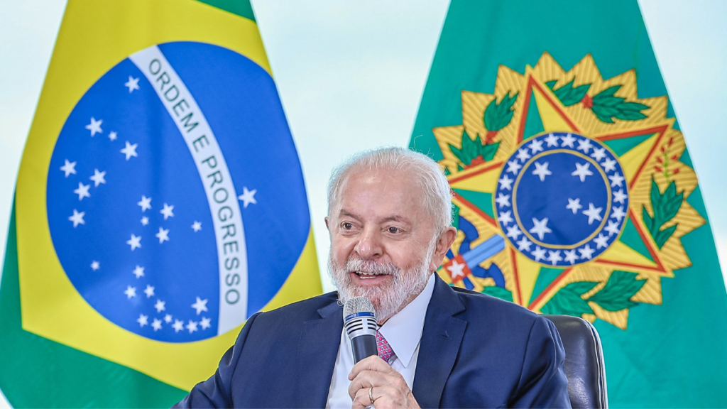Imagem Ilustrando a Notícia: Lula avalia demissão de cúpula da Abin, afirma jornalista