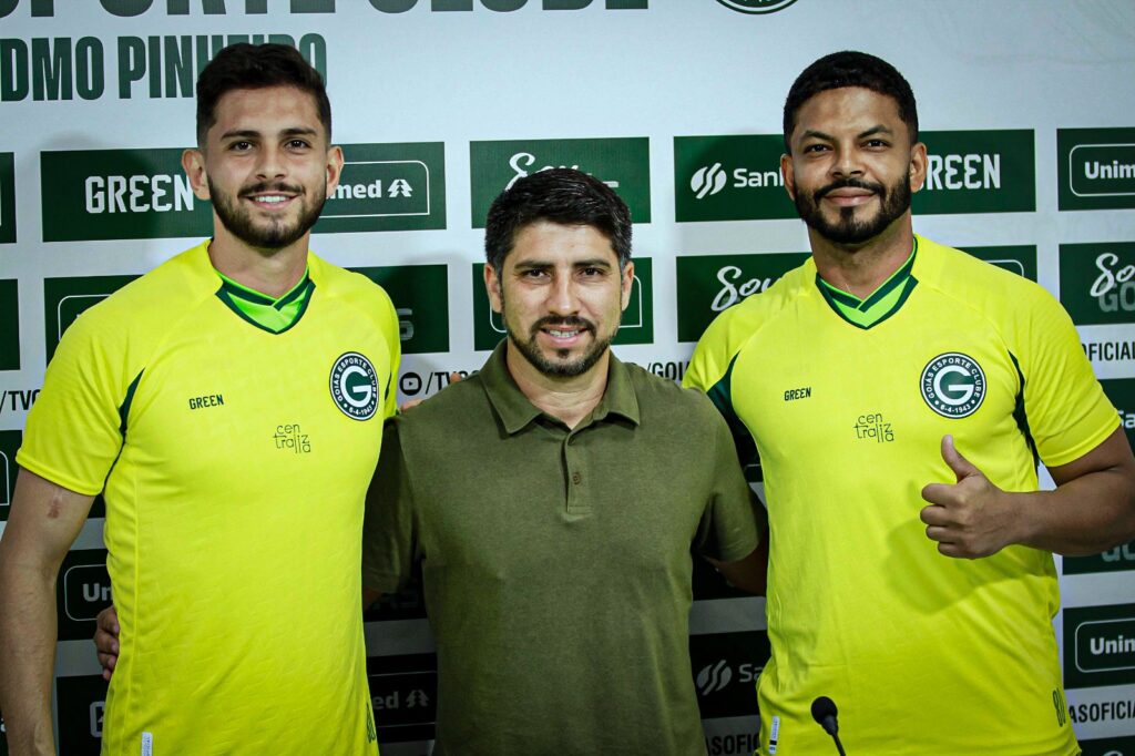 Imagem Ilustrando a Notícia: Goiás apresenta reforços para gol; Dupla disputa reserva para Tadeu