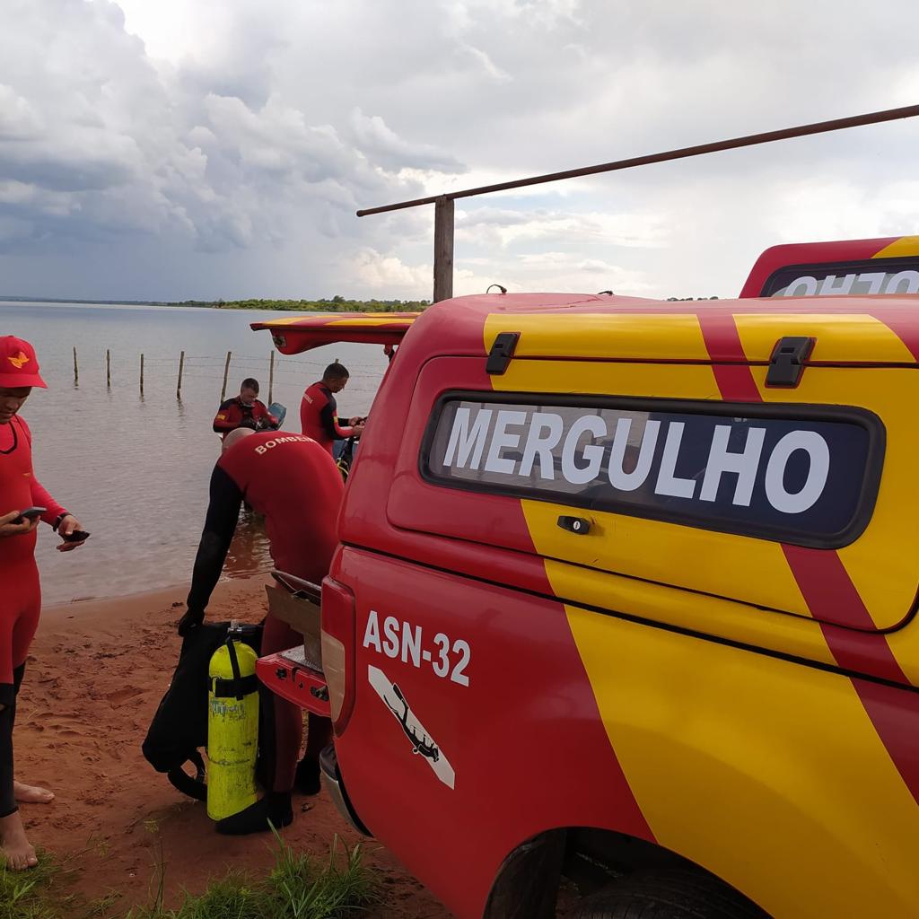 Imagem Ilustrando a Notícia: Bombeiros buscam por piloto de embarcação que caiu no Rio Verdinho, em Itarumã