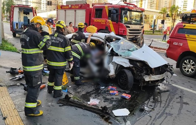 Imagem Ilustrando a Notícia: Dois carros se envolvem em acidente e um deles invade loja de colchões na Avenida T-7, em Goiânia