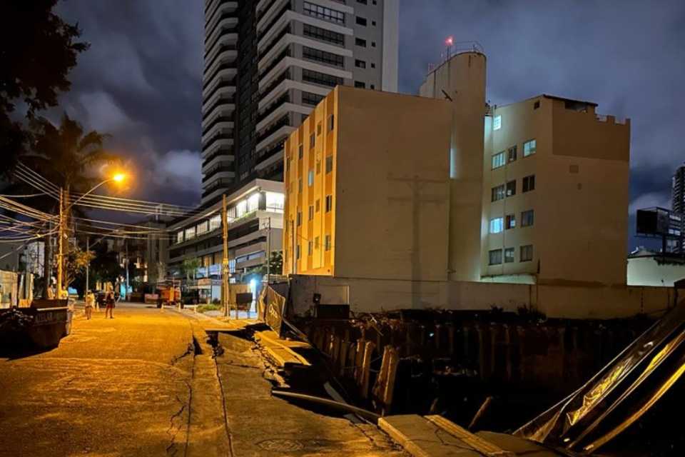 Imagem Ilustrando a Notícia: Rua em Goiânia desaba e prédio fica com estrutura comprometida