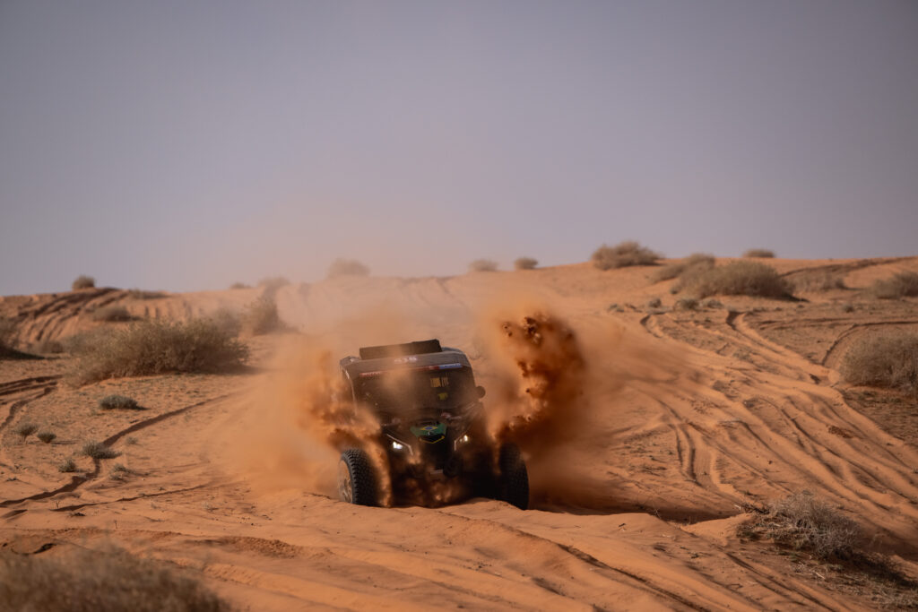 Imagem Ilustrando a Notícia: Com carro “improvisado”, brasileiros surpreendem com quinto lugar no Dakar