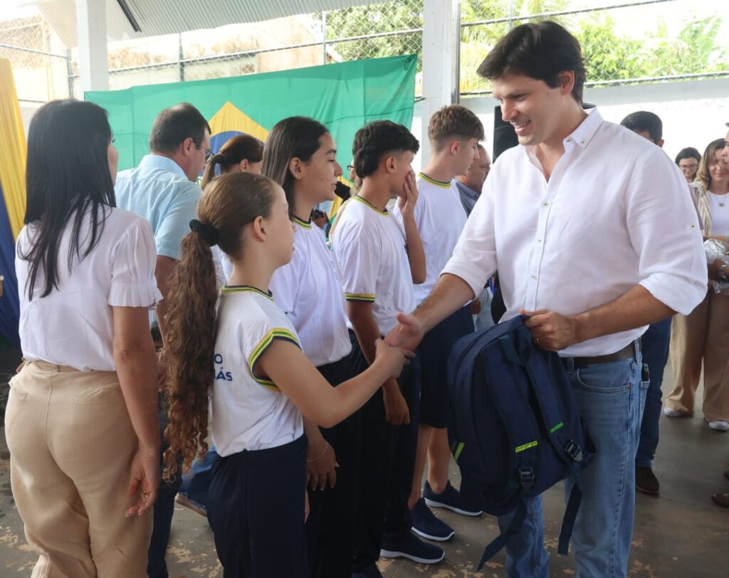 Imagem Ilustrando a Notícia: Daniel Vilela entrega kits escolares em dois municípios de Goiás