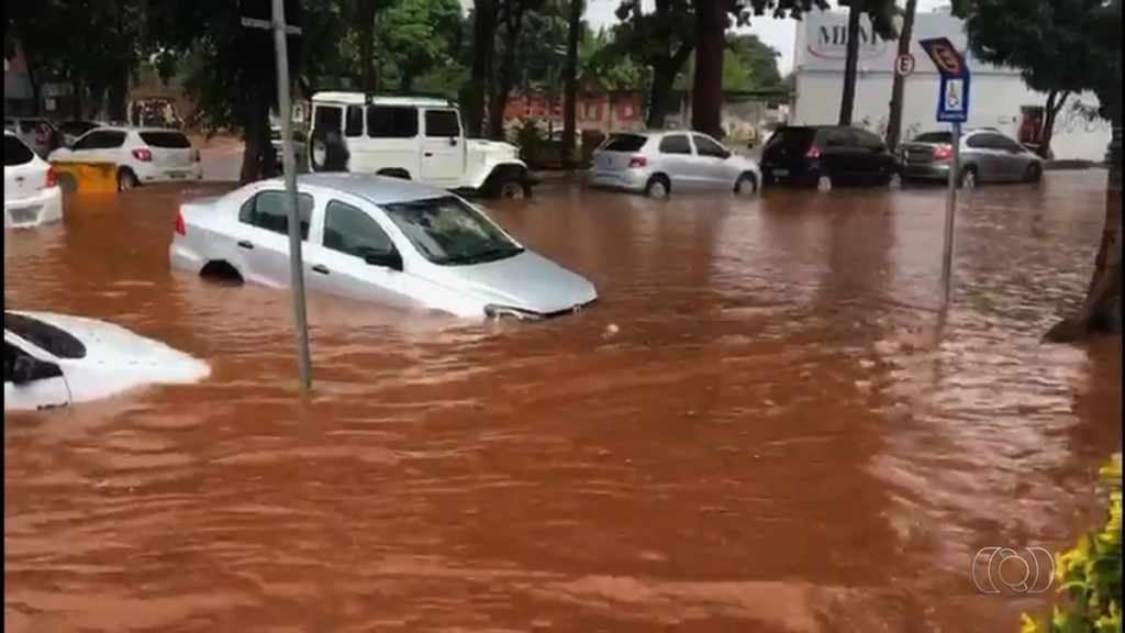 Imagem Ilustrando a Notícia: Rios transbordam com fortes chuvas em Goiânia e carros são levados por enxurradas