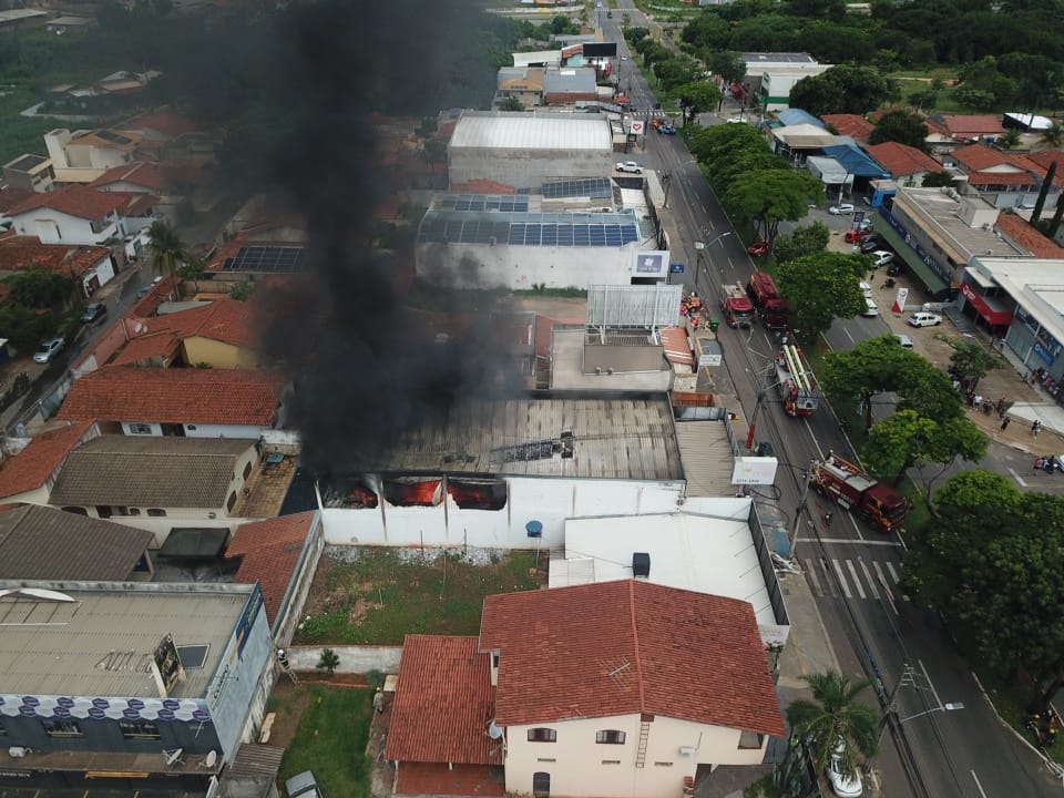 Imagem Ilustrando a Notícia: Fogo destrói galpão de loja de festas no setor Celina Park, em Goiânia