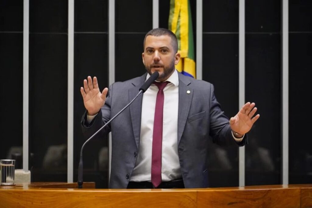 Imagem Ilustrando a Notícia: PF cumpre mandado de busca e apreensão contra deputado bolsonarista Carlos Jordy