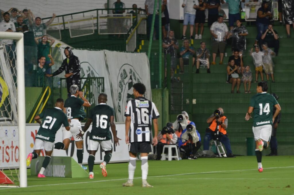Imagem Ilustrando a Notícia: No final Goiás marca e estreia com vitória no Goianão