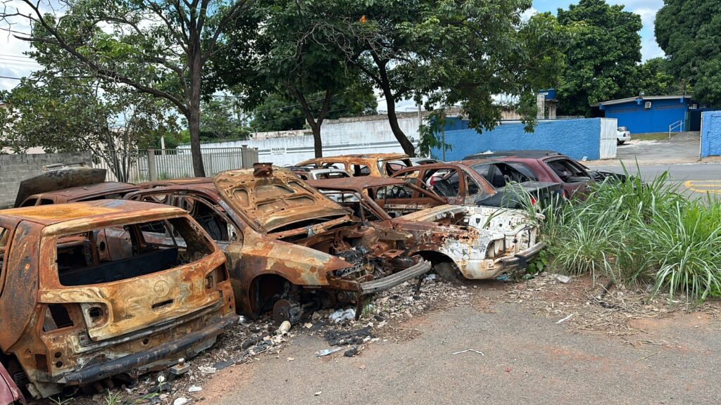 Imagem Ilustrando a Notícia: Carros abandonados vão ser removidos pelo Detran