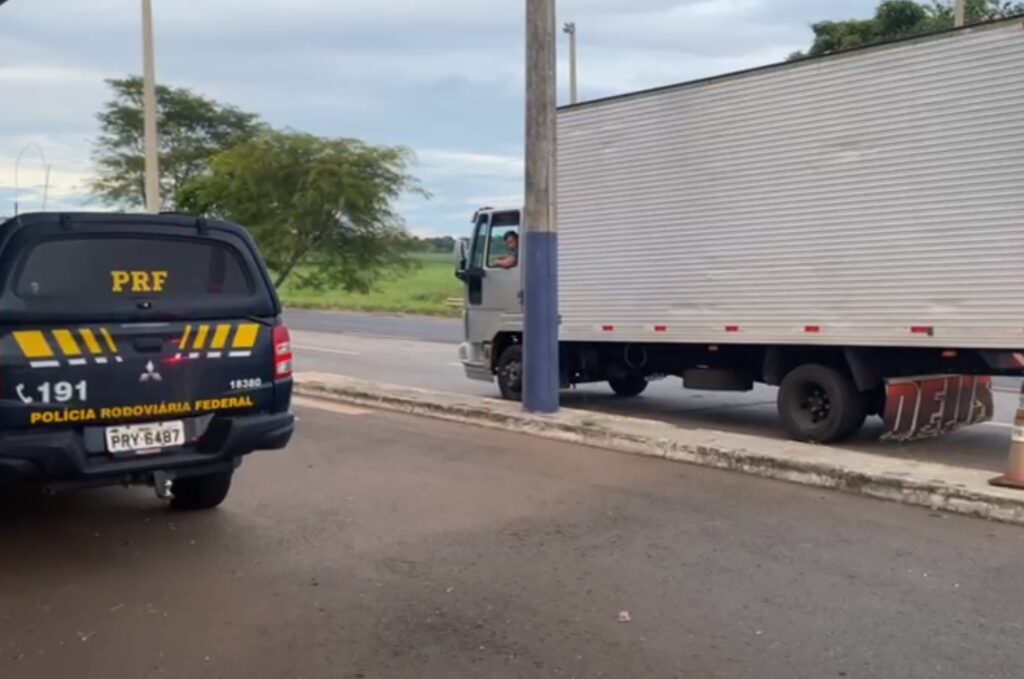Imagem Ilustrando a Notícia: Motorista é preso em Morrinhos com CNH falsa