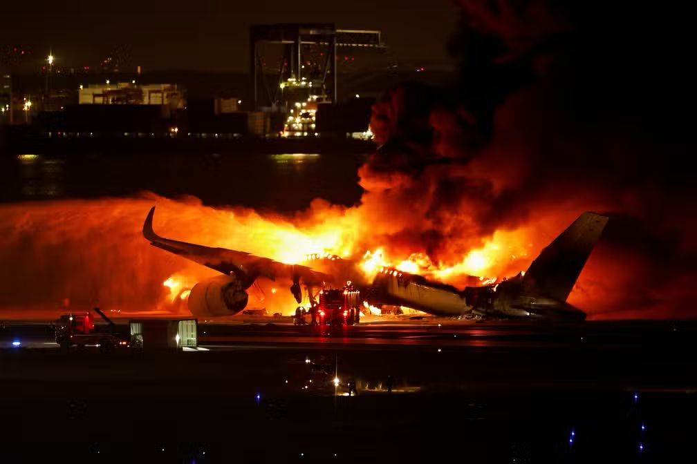 Imagem Ilustrando a Notícia: Avião com 379 pessoas colide com outra aeronave e pega fogo em aeroporto de Tóquio