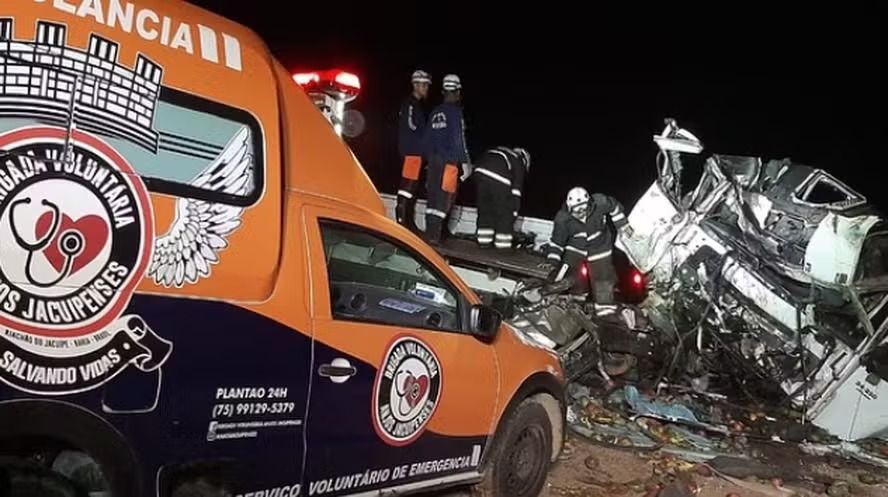 Imagem Ilustrando a Notícia: Acidente envolvendo caminhão e ônibus de turismo deixa 25 mortos na Bahia
